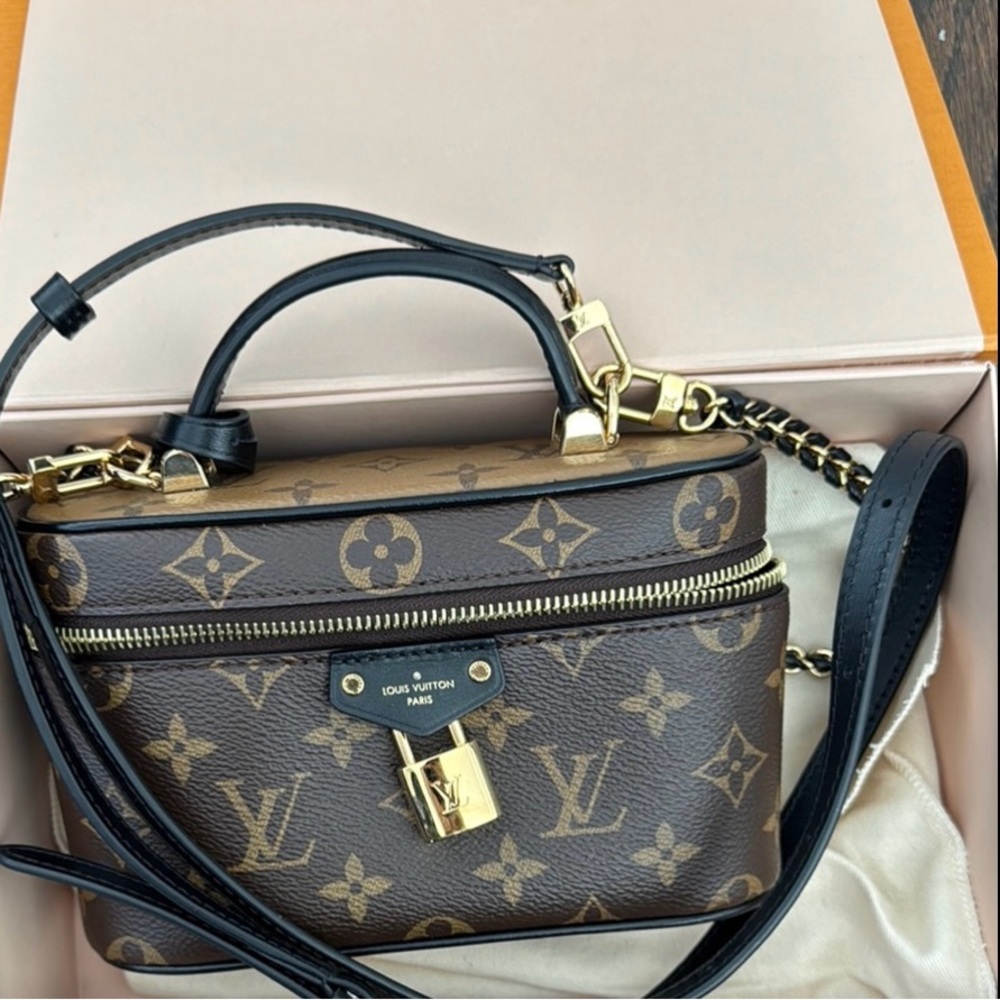 Louis Vuitton Vanity Pouch in Monogram Canvas - Picture 5 of 8